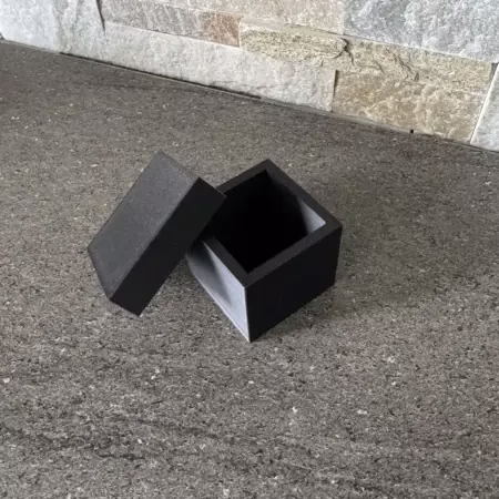 Boite carrée avec capot sur mesure 3d