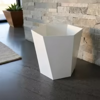 Petite poubelle plastique salle de bain ou wc