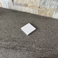 Plaque carrée en plastique percée