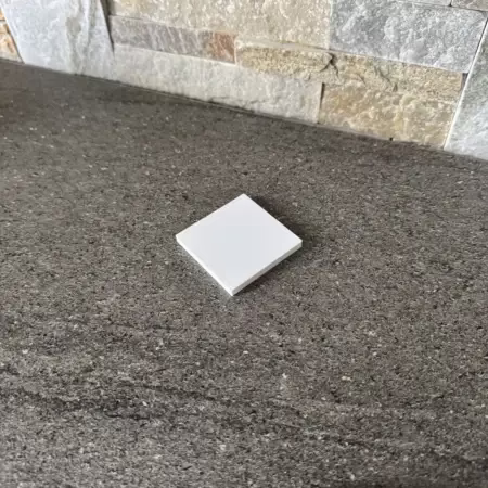 Plaque carrée en plastique percée