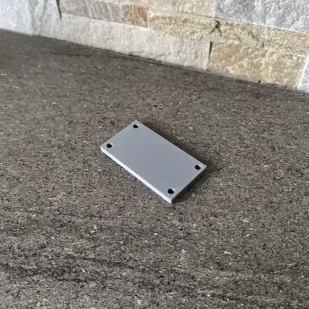 Plaque plastique en forme de rectangle percée